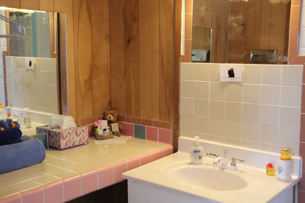 Classic Room (#20, 1 queen ) photo 3