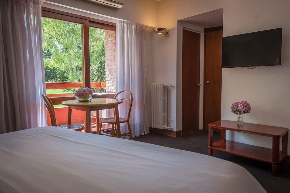 Standard Double or Twin Room, 1 King Bed, Balcony, Garden View photo 2