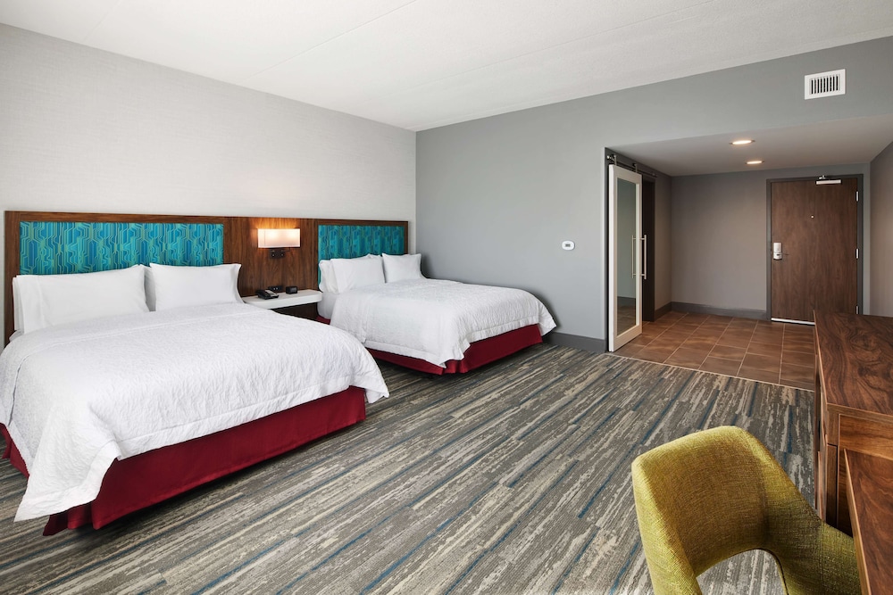 Room, 2 Queen Beds, Accessible, Bathtub - Photo 3