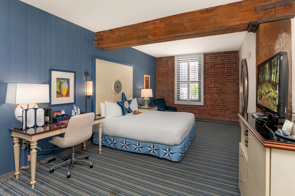 Room, 1 King Bed, Mobility Accessible, City View (Roll-In Shower) - Photo 1