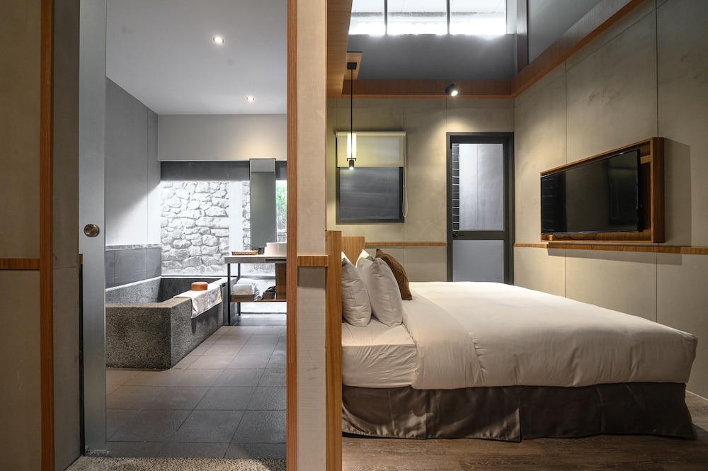 Queen Room with Garden View - Photo 5