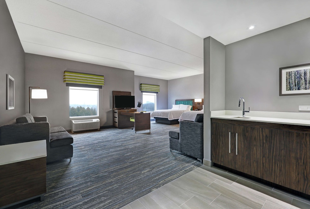 Studio, 2 Queen Beds, Refrigerator & Microwave (Wet bar) photo 2