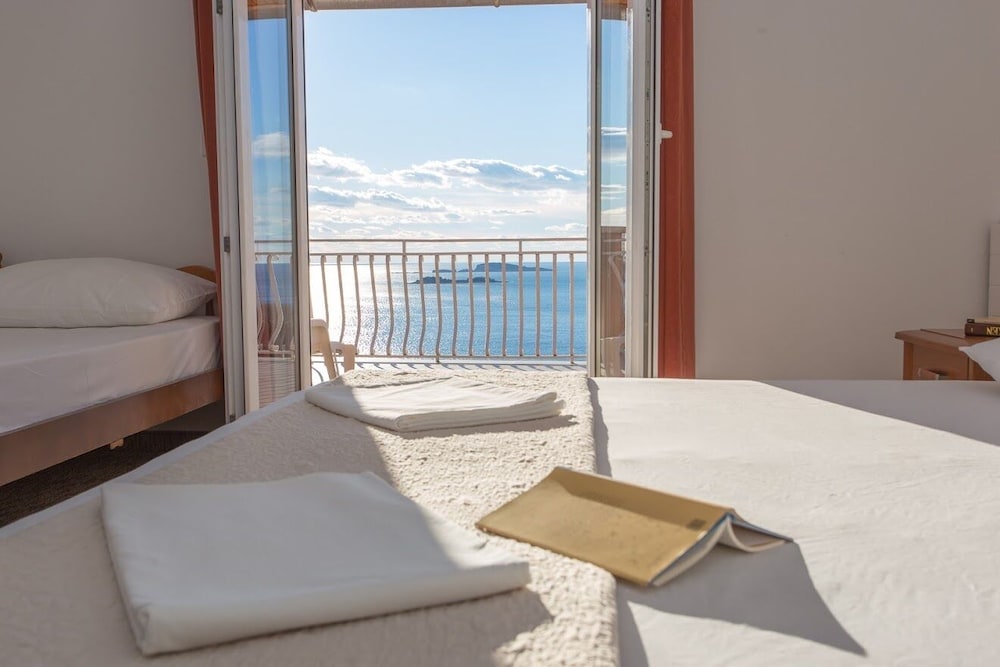 Standard Triple Room, Private Bathroom - Photo 4