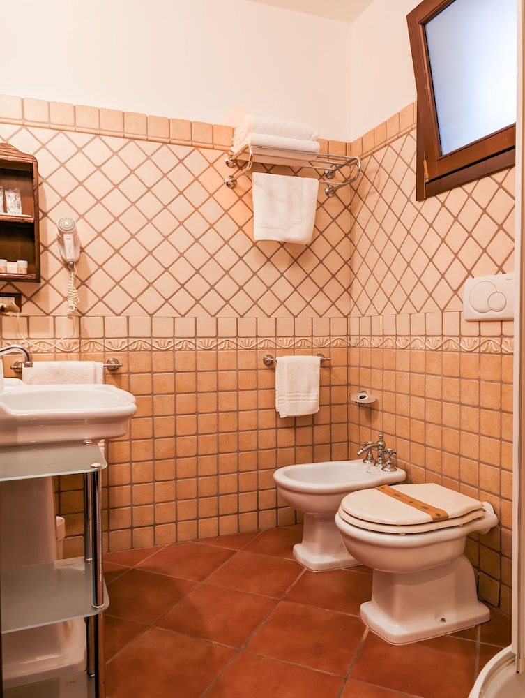 Standard Double Room - Photo 12