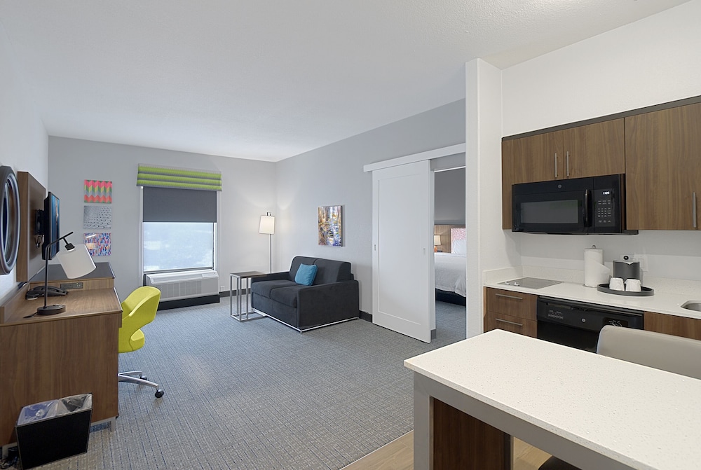 Suite, 1 King Bed, Accessible, Non Smoking - Photo 3