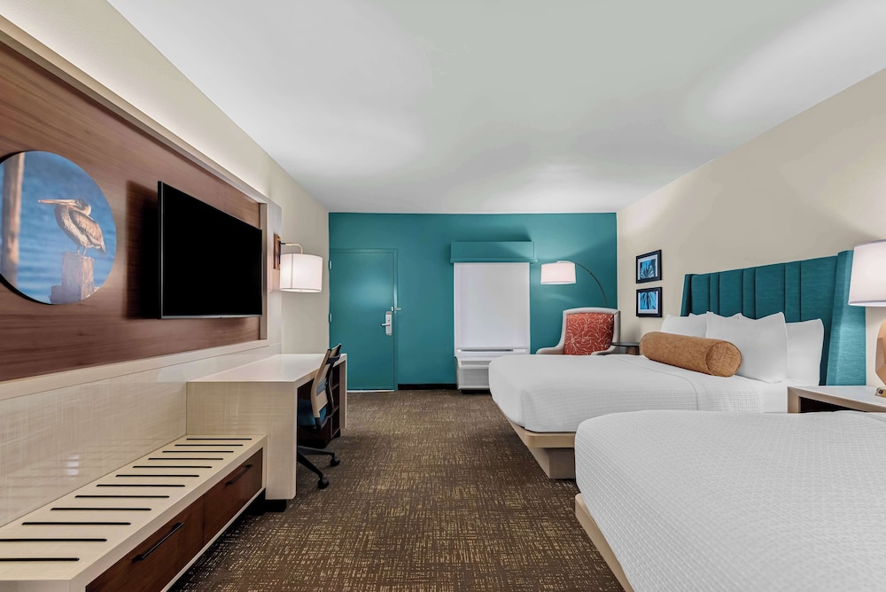 Suite, 2 Queen Beds, Non Smoking, Refrigerator & Microwave (Larger Room) - Photo 2