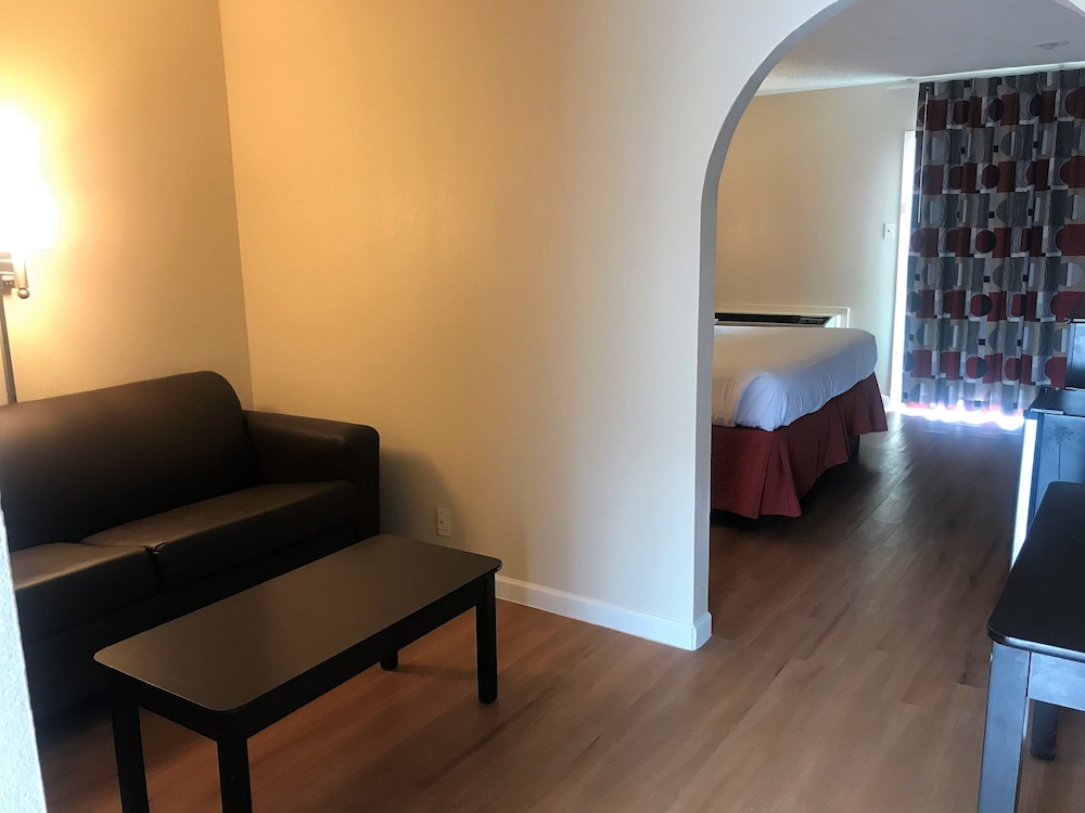 Superior Suite, 1 King Bed, Accessible, Non Smoking - Photo 2