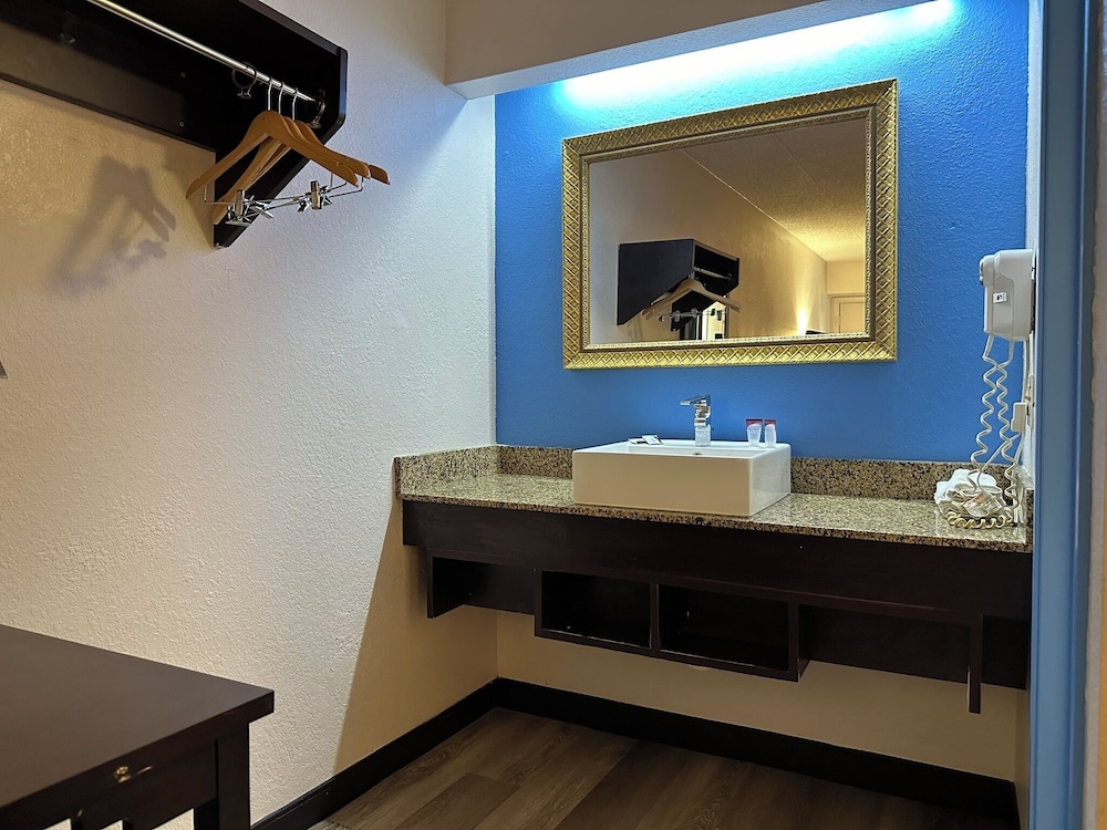 Superior Room, 1 King Bed, Non Smoking photo 2