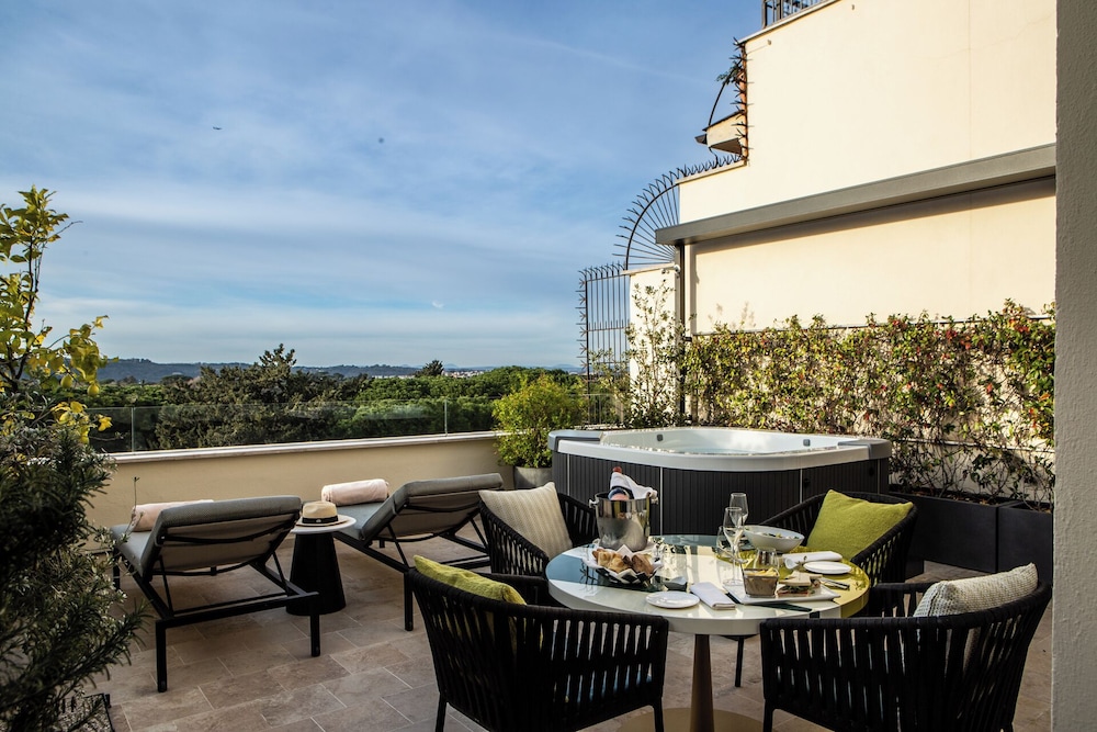 Suite, 1 King Bed, Terrace thumbnail 5