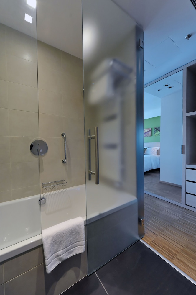 Suite, 1 King Bed, Corner - Photo 7
