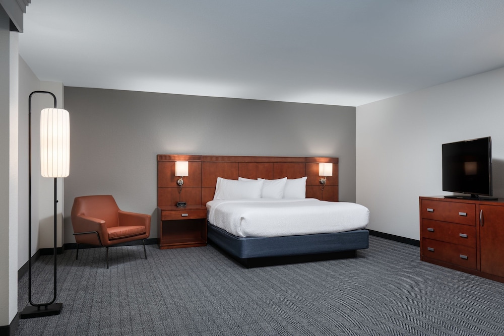 Suite, 1 Bedroom - Photo 1