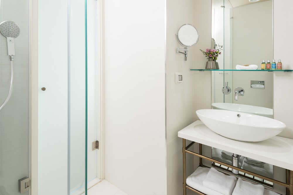 Boutique Room thumbnail 6