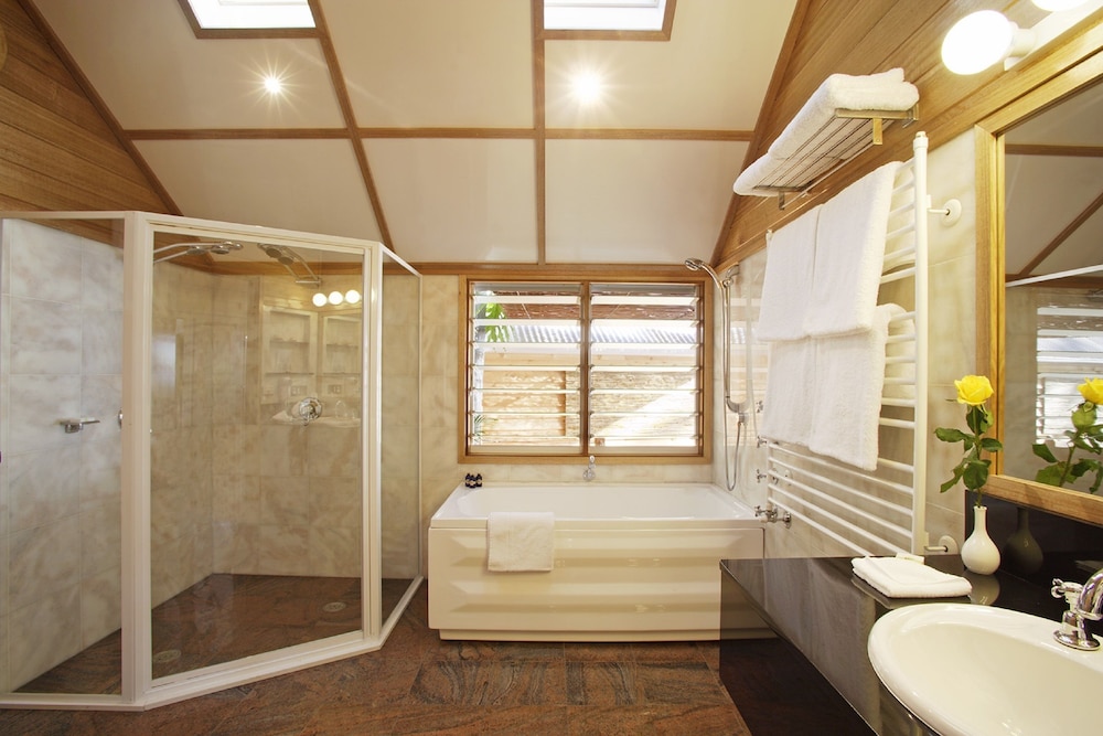 Superior Studio, 1 King Bed, Hot Tub, Ocean View photo 2