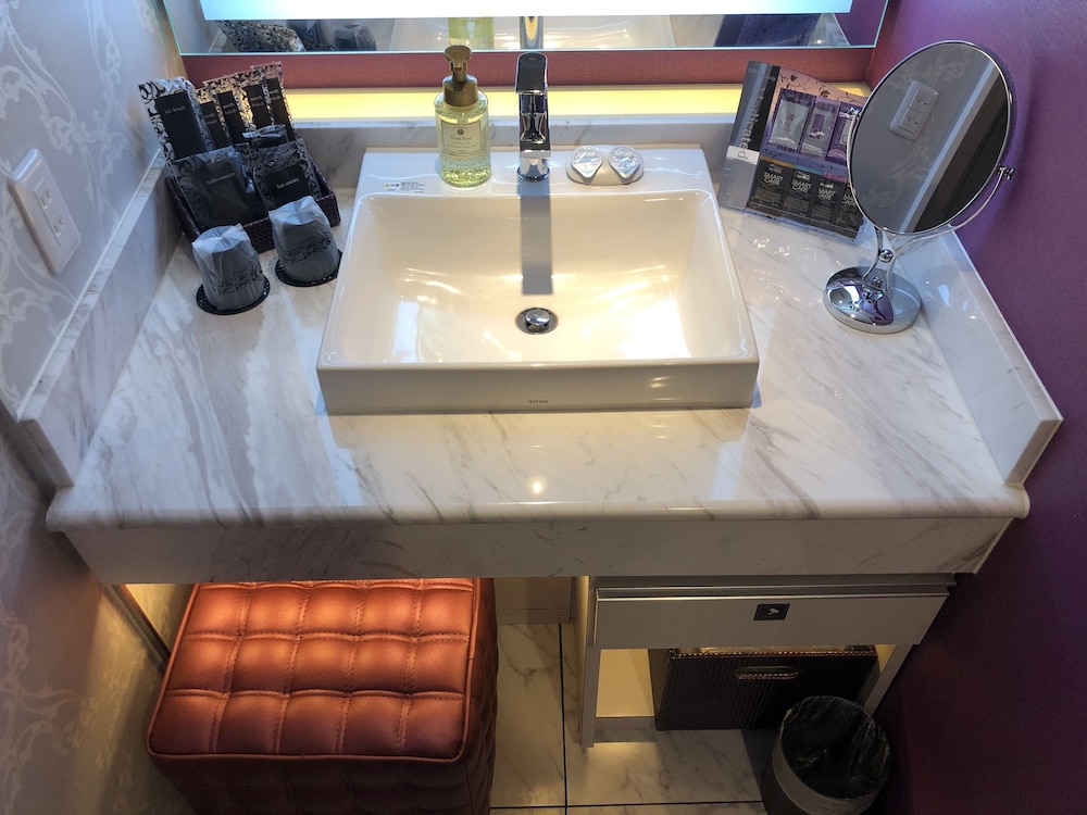 Run of House (with bathtub) photo 2