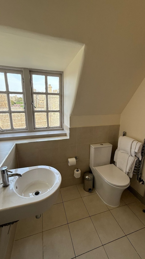 Superior Castle View Room - Photo 5