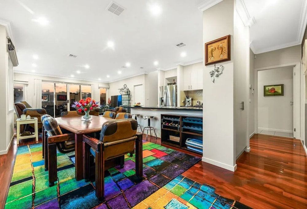 Family Townhome, Lake View photo 3