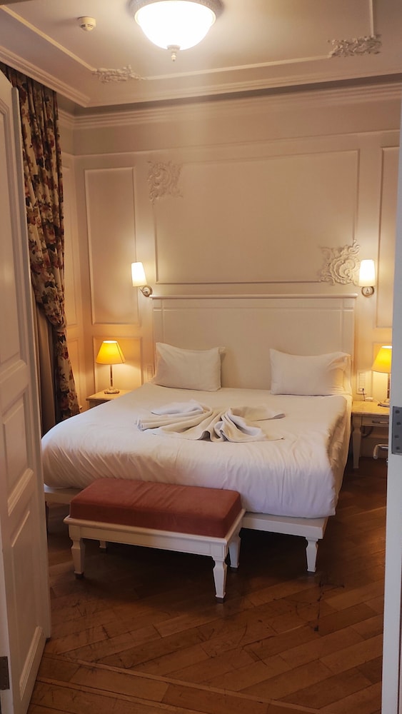 Superior Room, 1 Queen Bed, Private Bathroom, City View photo 1