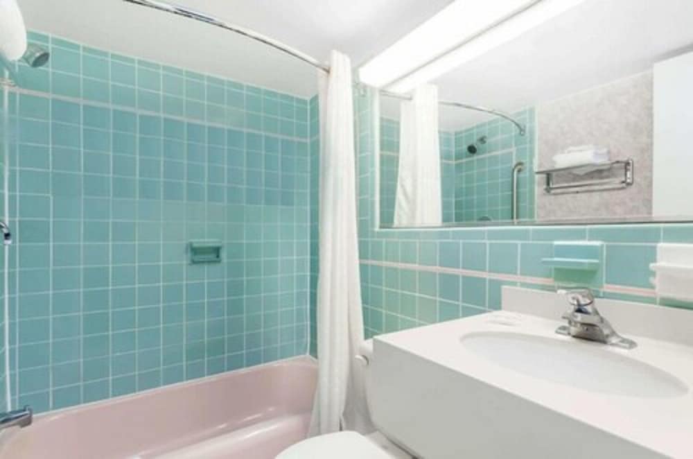 Basic Single Room, 1 King Bed, Smoking - Photo 2