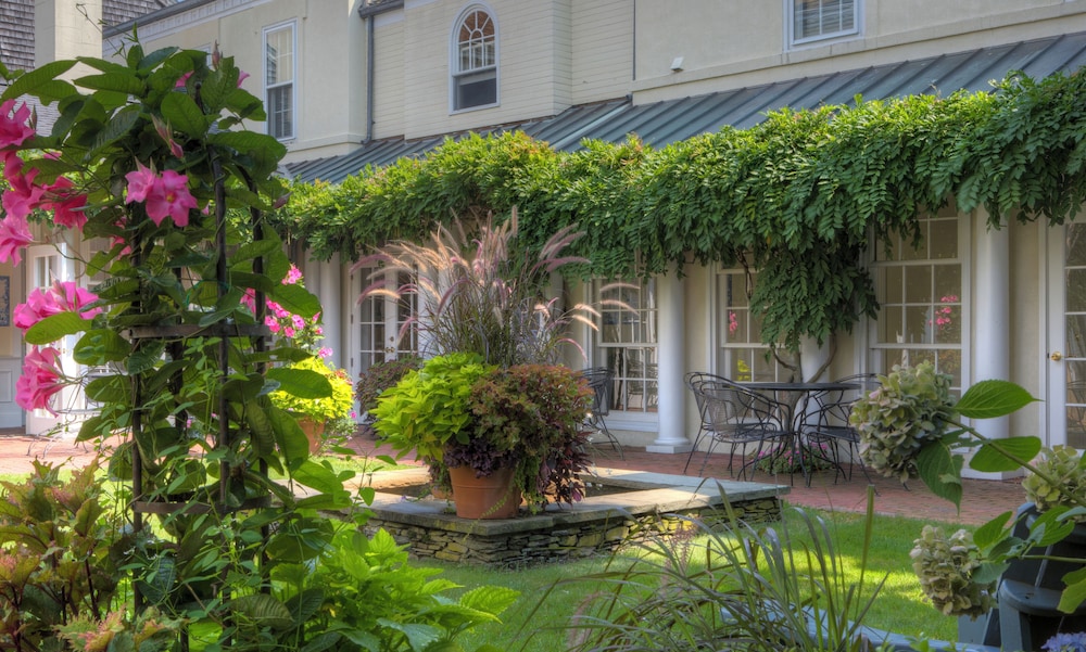 Queen Gardenside 4