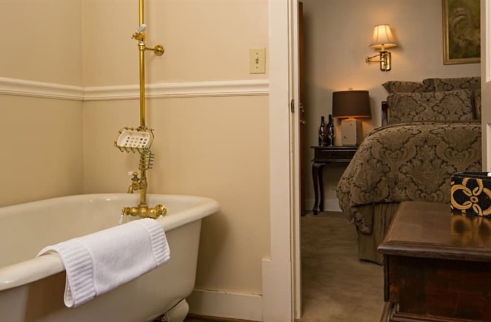 Room, Private Bathroom (#8 Skyview) photo 2