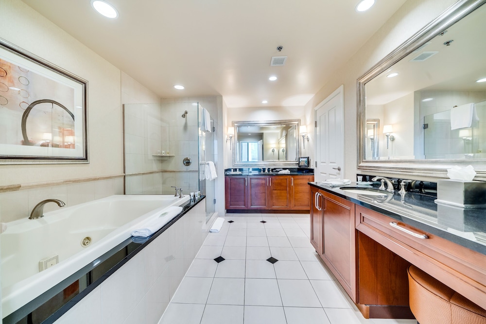 1BR Balcony Suite Strip View - Photo 7