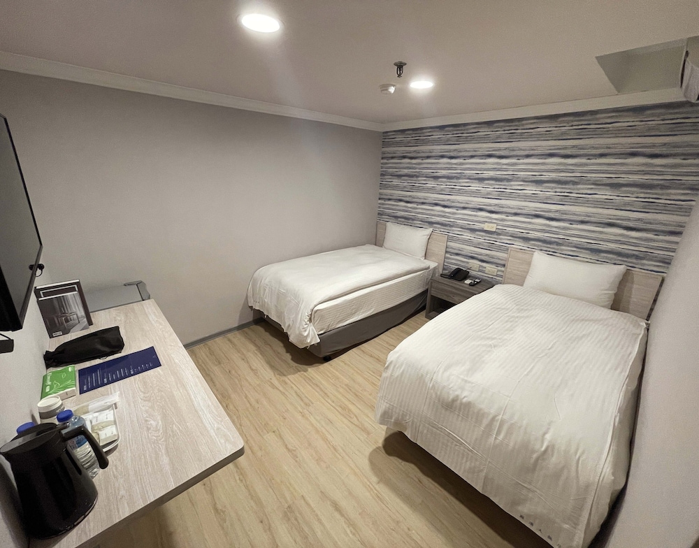 Economy Double Room, No Windows photo 3