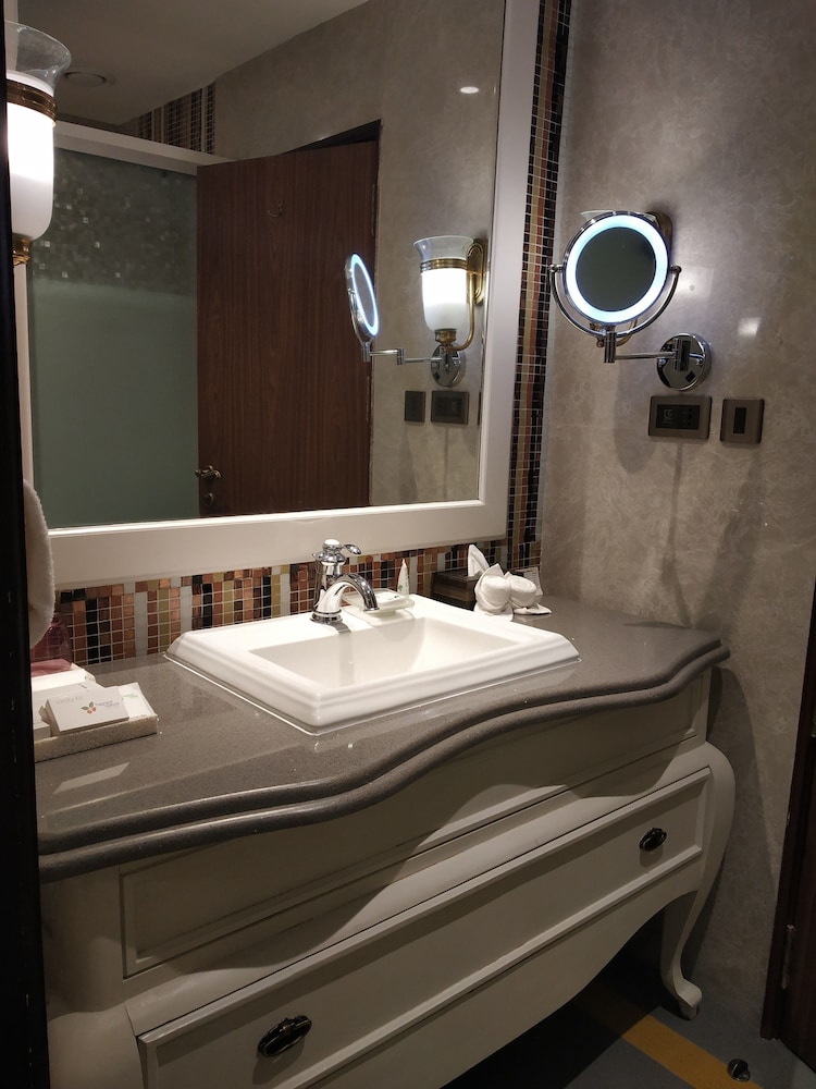 Wild Orchid Suite with Private Terrace and Mountain view photo 3