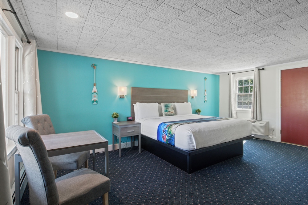 Standard Room, 1 King Bed, Non Smoking, Pool View