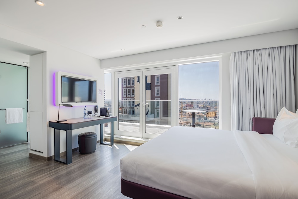 First Class Suite With Balcony - Photo 2