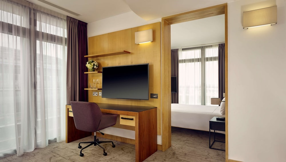 Junior Suite, 1 Double Bed (London Eye View) photo 3