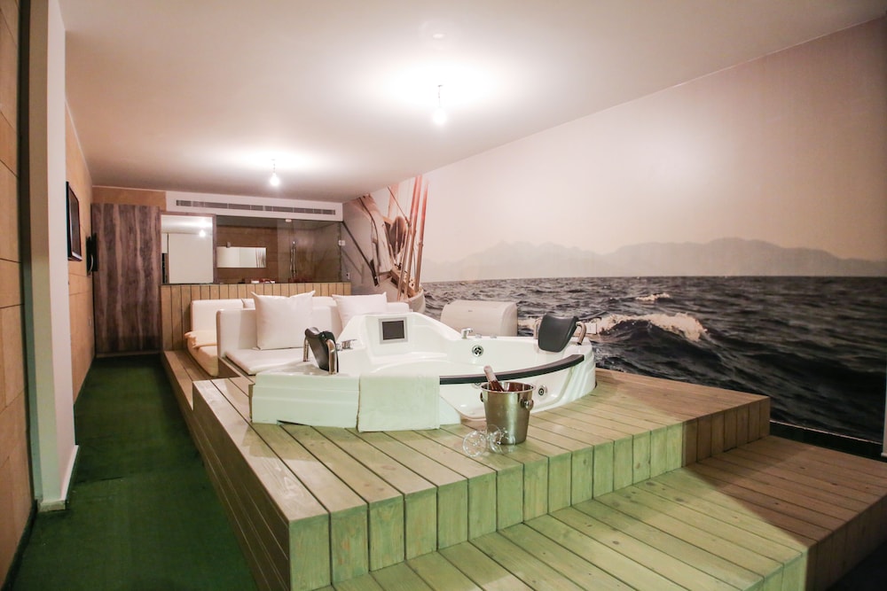 Yacht, 1 King Bed, Smoking, Pool View photo 2