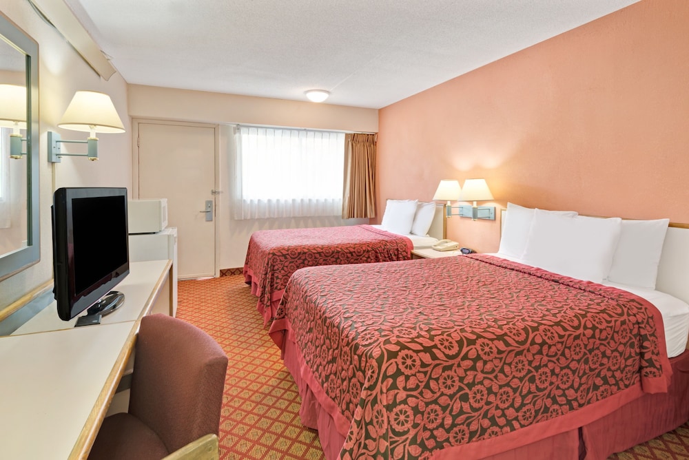 Room, 2 Double Beds, Non Smoking - Photo 6
