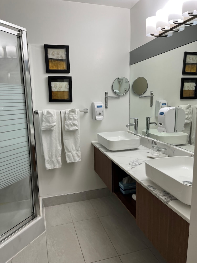 Deluxe Room, 1 Queen Bed, Jetted Tub - Photo 3