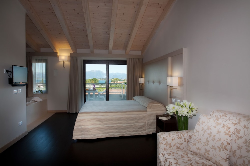 Suite, Lake View photo 1