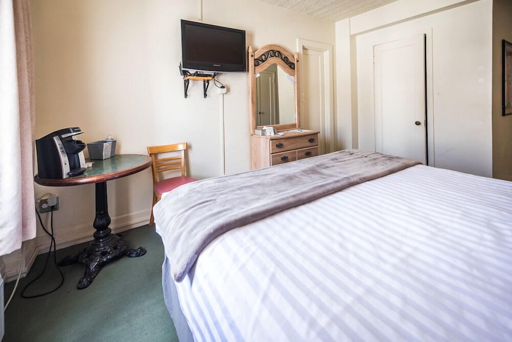 Standard Room, 1 King Bed photo 3