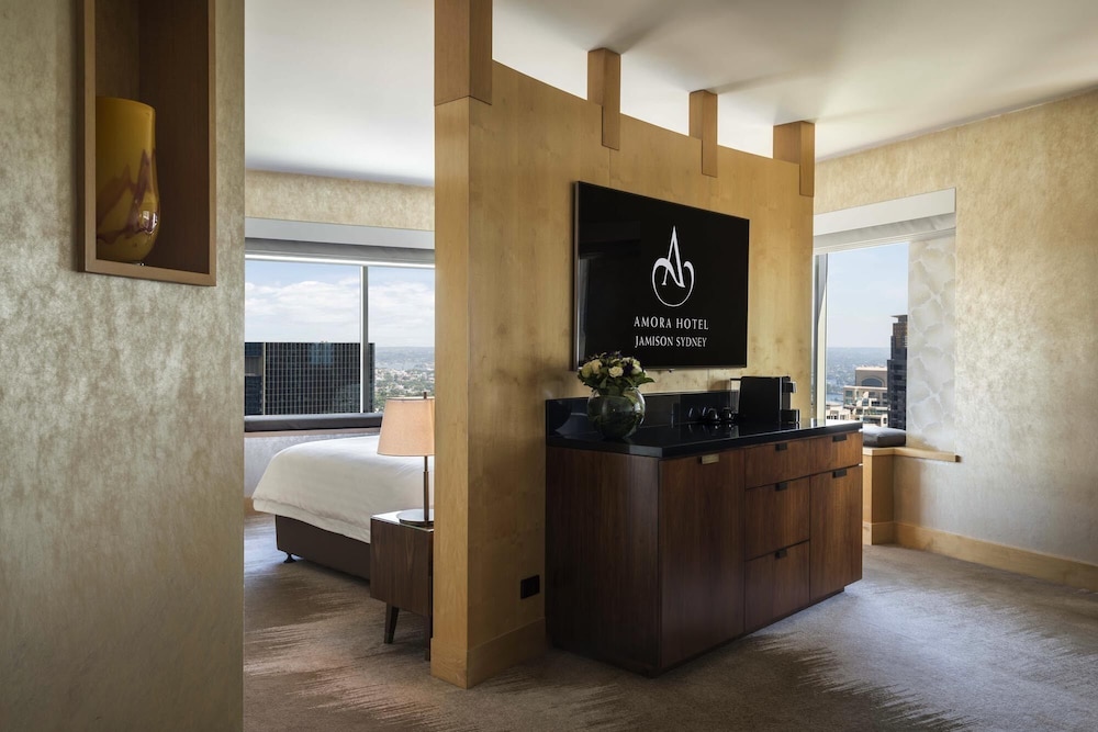 Jamison Club Executive Suite, Business Lounge Access (High Floor, Partial Water View) thumbnail 6