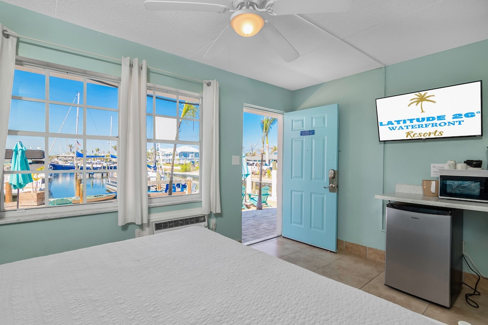 Deluxe Studio, 1 King Bed, Marina View photo 3