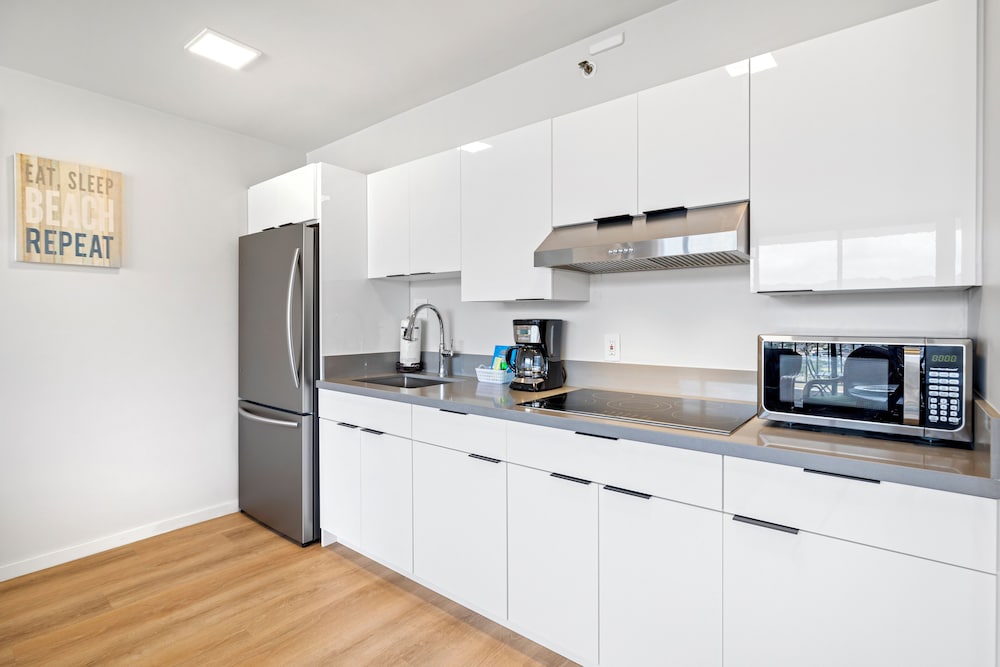 High Floor Mountain View Condo with 2 Beds and Parking: Condo, 1 Bedroom, Mountain View (0148) photo