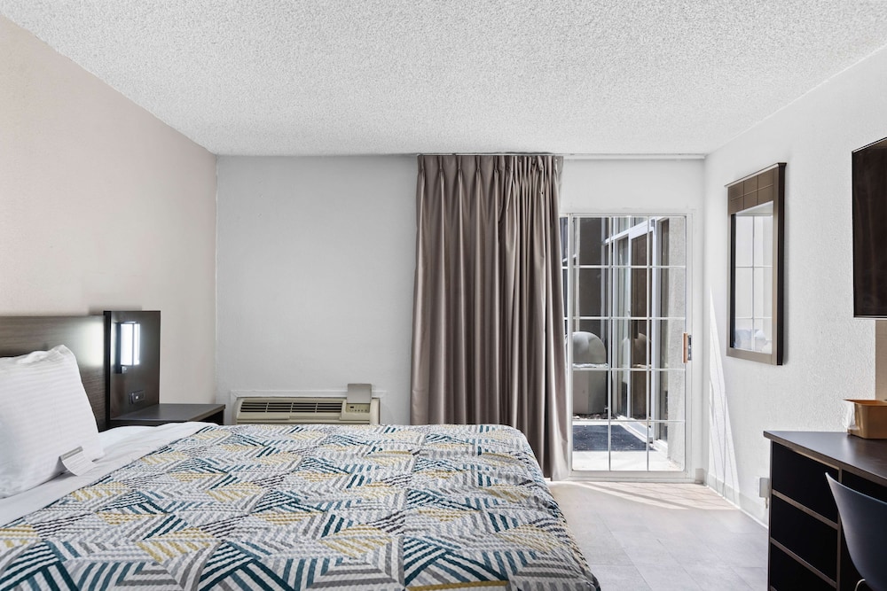Deluxe Room, 1 King Bed, Non Smoking, Refrigerator & Microwave photo 1