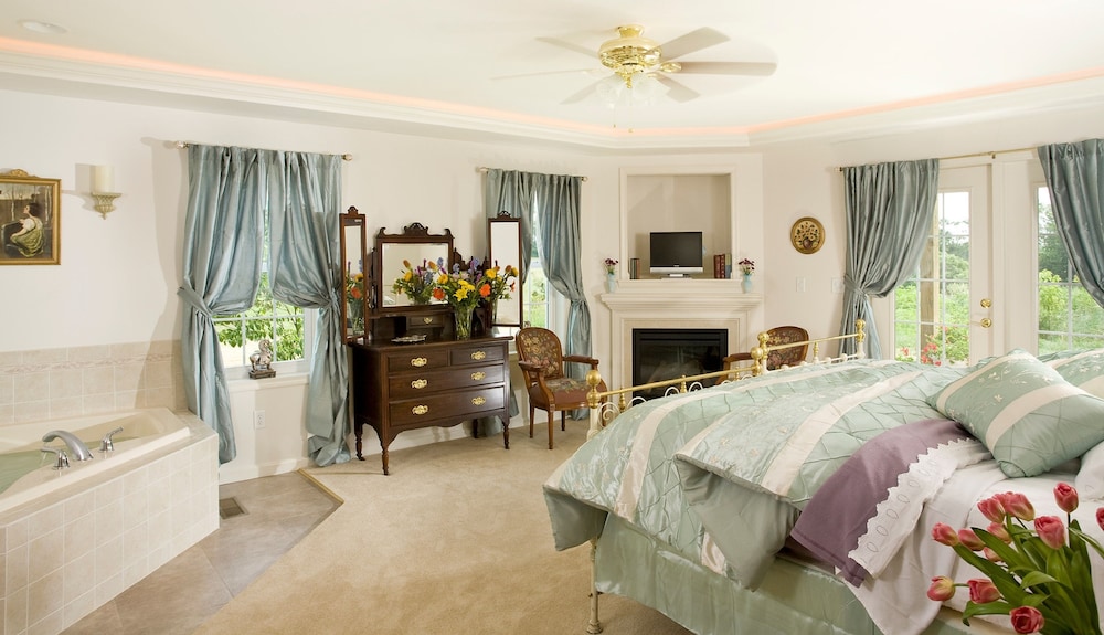 Luxury Room, 1 King Bed, Private Bathroom, Resort View photo 3