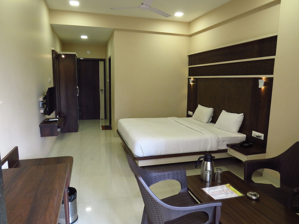 Deluxe Room, 1 King Bed, Smoking, Hill View