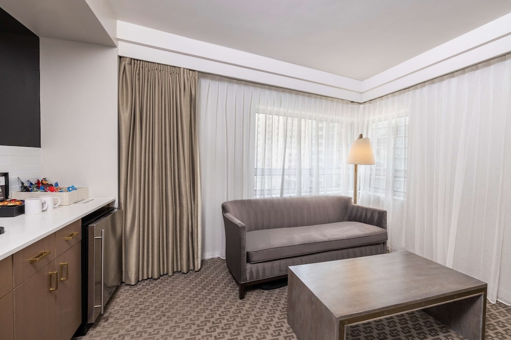 Room, 1 King Bed, Accessible (Hearing) - Photo 5
