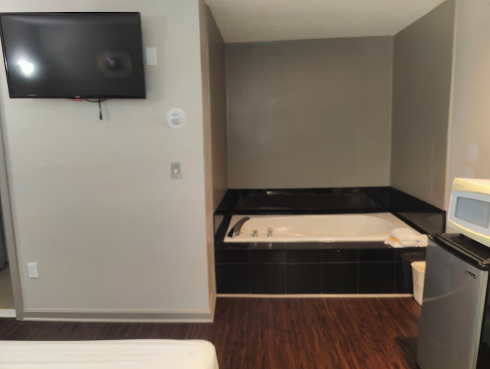 Standard Room, Smoking, Jetted Tub photo 3