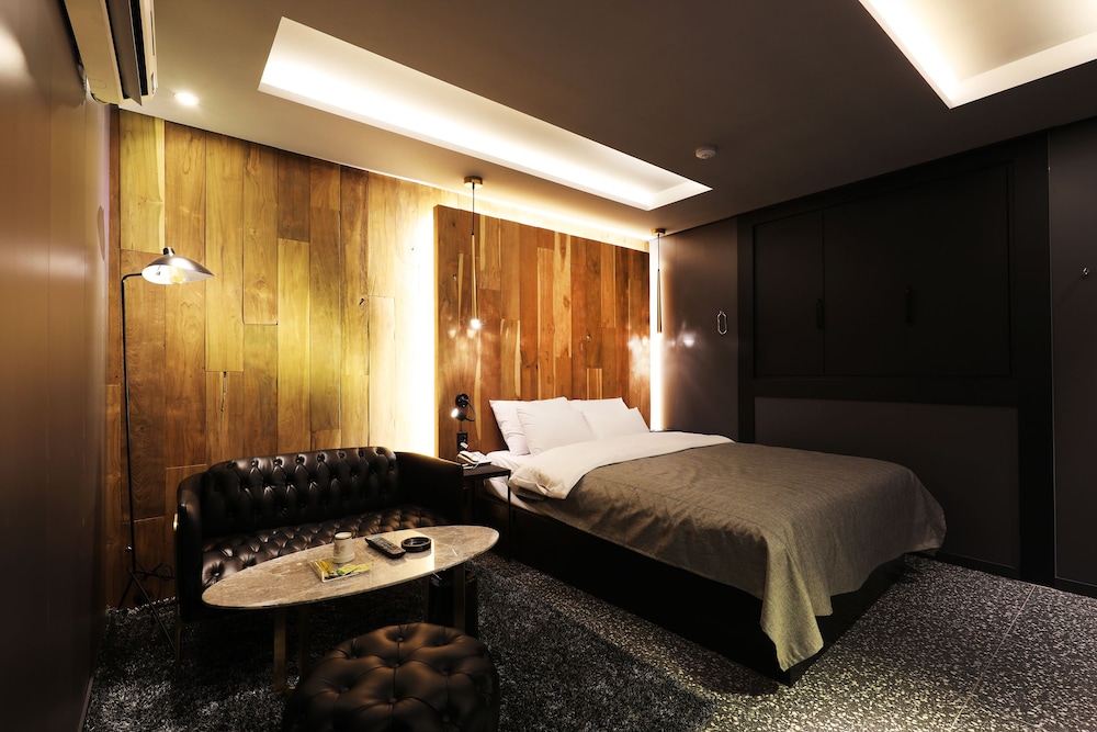Standard Double Room - Photo 8
