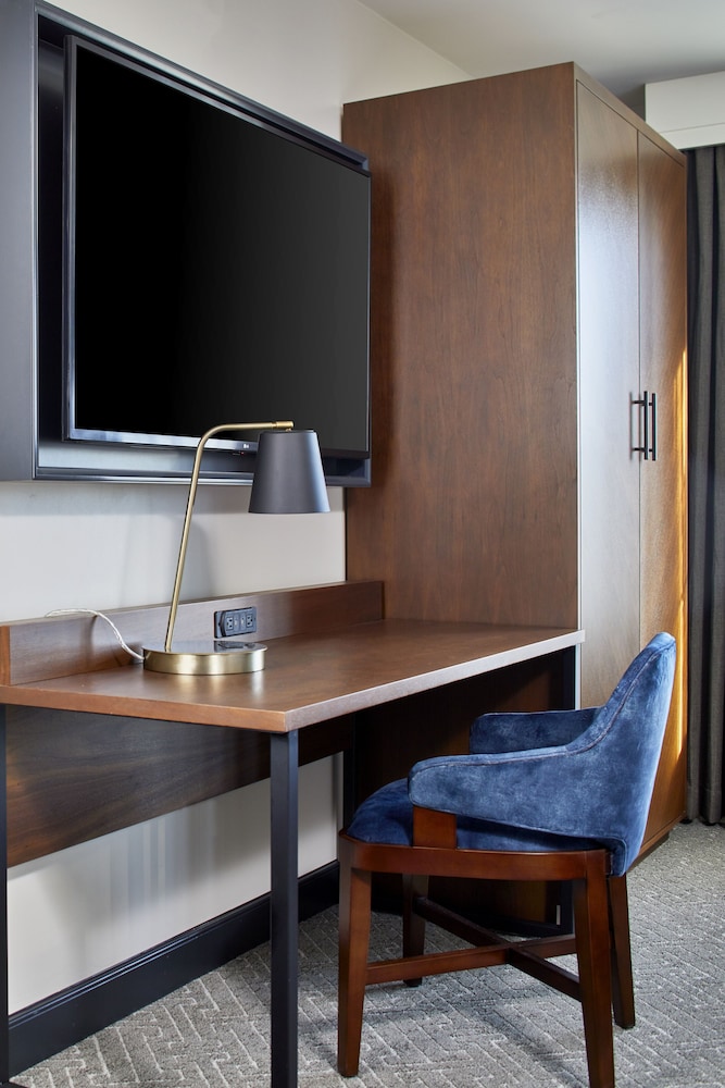 Suite, 1 Bedroom, Accessible (Hearing) - Photo 6
