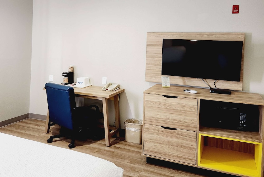Suite, Non Smoking (2 King Beds) - Photo 5