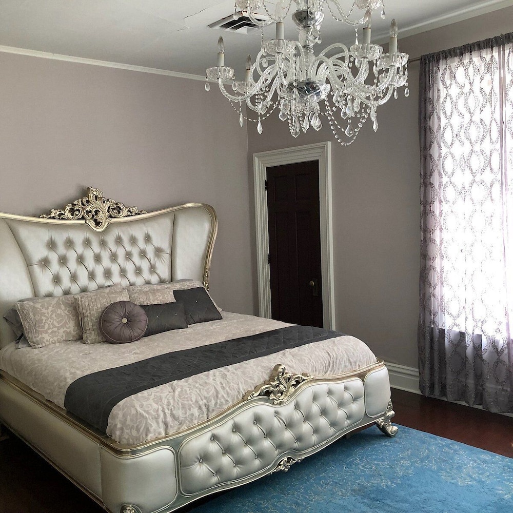 Luxury Room (Shared Bathroom)