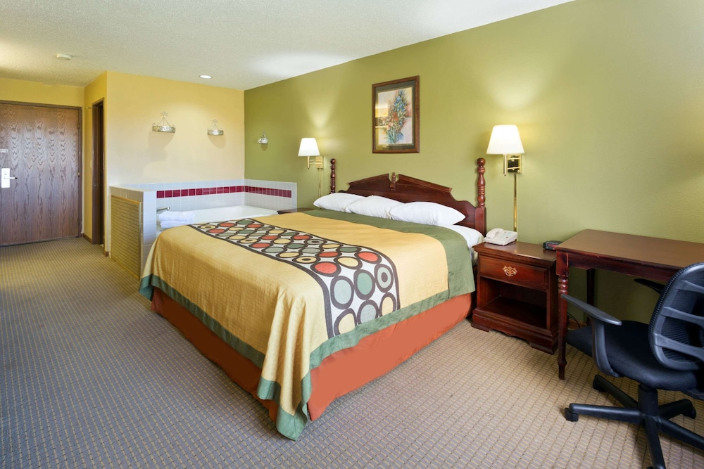 Suite, 1 King Bed - Photo 1