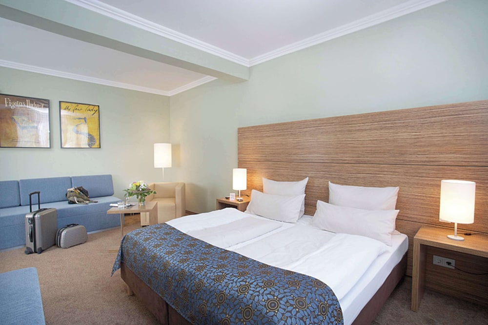 Standard Room, 2 Twin Beds, Park View (With Sofabed)