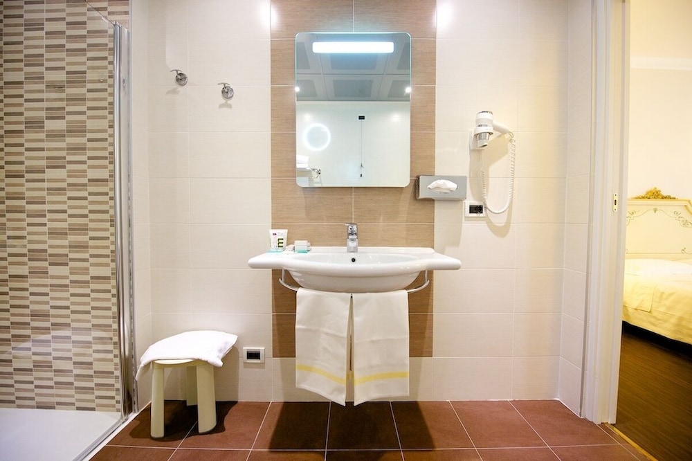 Deluxe Room, 1 Double Bed - Photo 15